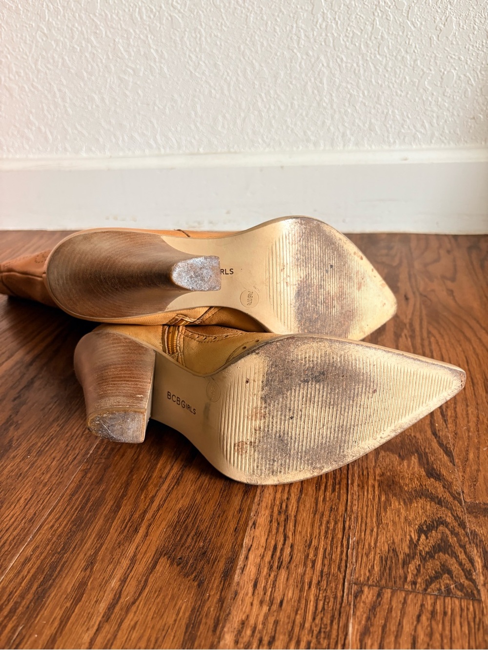 BCBG Niche Leather Western Heeled Perforated Boots Y2k Brown Tan Leather 7.5 - Picture 15 of 16